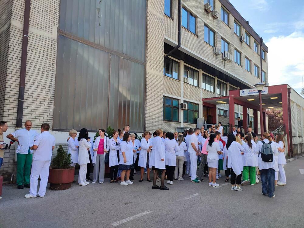 <p>Kolegijum nikšićke Opšte bolnice pitao je šta o atmosferi linča i nasilja ispred bolnice misle Nikšićani, predstavnici sindikata zdravstvenih radnika, ljekarske komore, ministar zdravlja, ministar policije, premijer, predsjednik</p>