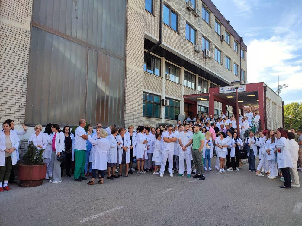 <p>Kolegijum nikšićke Opšte bolnice pitao je šta o atmosferi linča i nasilja ispred bolnice misle Nikšićani, predstavnici sindikata zdravstvenih radnika, ljekarske komore, ministar zdravlja, ministar policije, premijer, predsjednik</p>