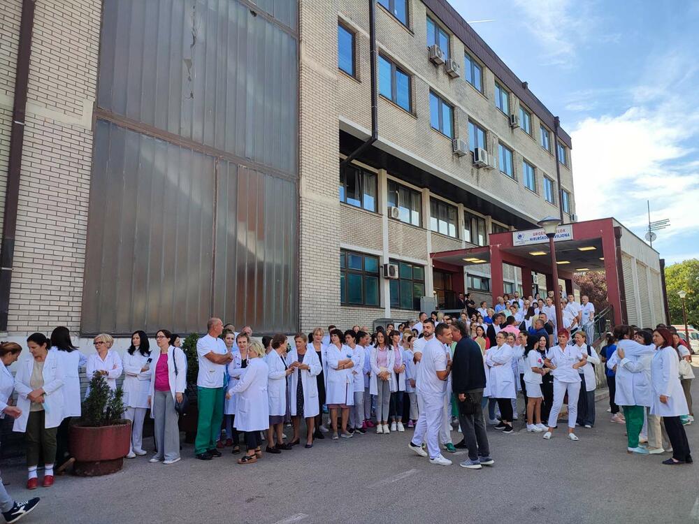 <p>Kolegijum nikšićke Opšte bolnice pitao je šta o atmosferi linča i nasilja ispred bolnice misle Nikšićani, predstavnici sindikata zdravstvenih radnika, ljekarske komore, ministar zdravlja, ministar policije, premijer, predsjednik</p>