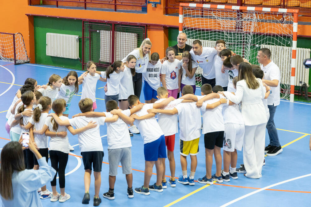 <p>Sasvim posebni časovi fizičkog vaspitanja sa kompanijom One i crnogorskim olimpijcima</p>