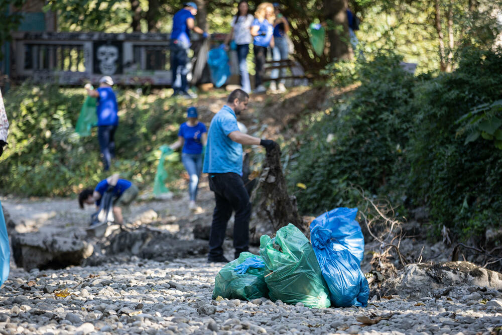 <p>"Većina plastičnog otpada u vodenim površinama predstavlja plastika za jednokratnu upotrebu koju je Evropska unija zabranila", navela je ambasadorka EU u Crnoj Gori Oana Kristina Popa i pozvala nadležne da učine isto</p>
