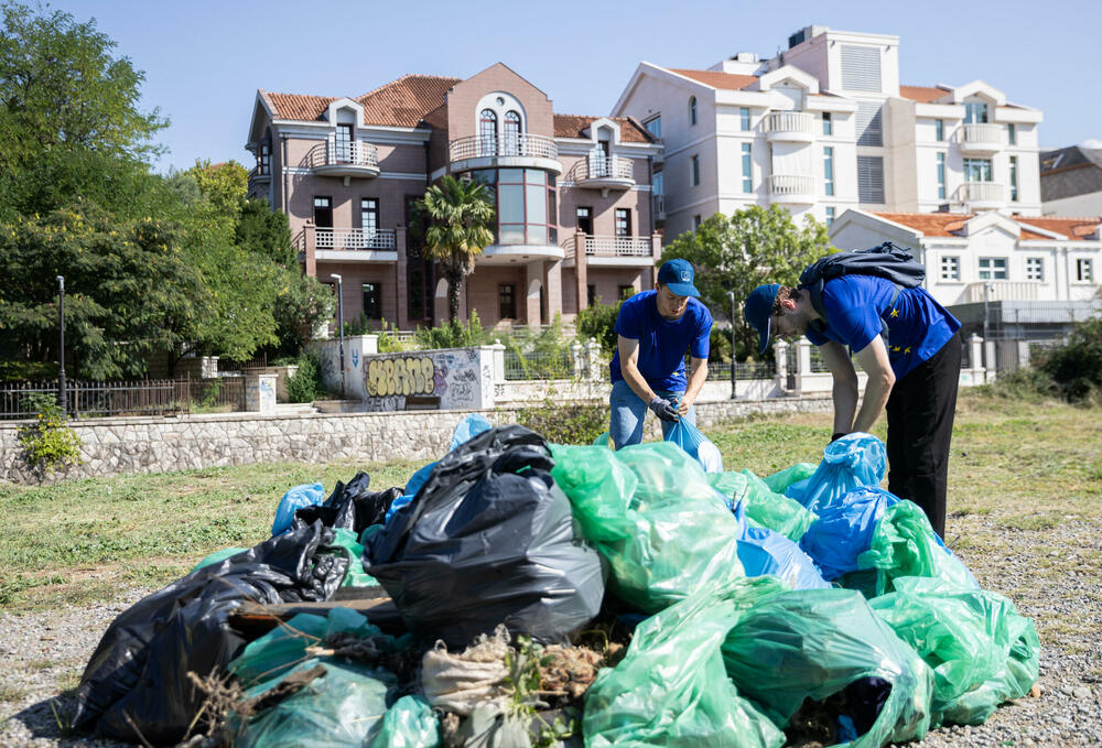 <p>"Većina plastičnog otpada u vodenim površinama predstavlja plastika za jednokratnu upotrebu koju je Evropska unija zabranila", navela je ambasadorka EU u Crnoj Gori Oana Kristina Popa i pozvala nadležne da učine isto</p>