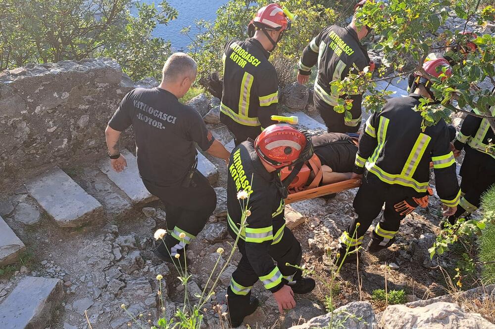 Spasavanje njemačkog državljanina sa kotorske tvrđave San Đovani iznad grada, 29. septembra 2023. godine, Foto: Facebook/Vatrogasna jedinica Kotor