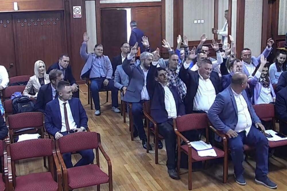 Većina odbornika usvojila izmjene Statuta kojima se mijenja dan Opštine: Sa sjednice, Foto: Goran Malidžan