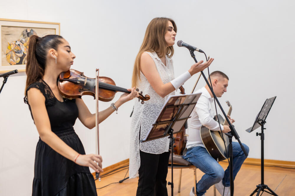 <p>Ministar je rekao da smatra da mladi, kroz iskustva poput manifestacije "Direkt Interkultura Montenegro 2023", imaju priliku da prevazilaze predrasude i stereotipe, da se bolje razumiju i postanu otvoreniji jedni prema drugima</p>