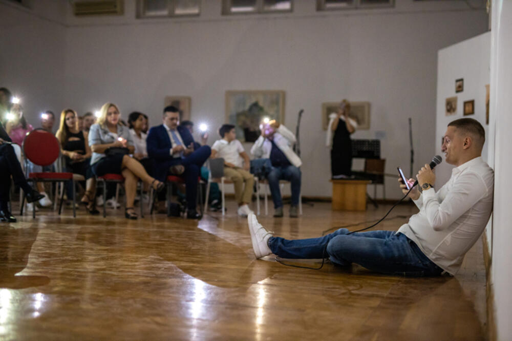 <p>Ministar je rekao da smatra da mladi, kroz iskustva poput manifestacije "Direkt Interkultura Montenegro 2023", imaju priliku da prevazilaze predrasude i stereotipe, da se bolje razumiju i postanu otvoreniji jedni prema drugima</p>