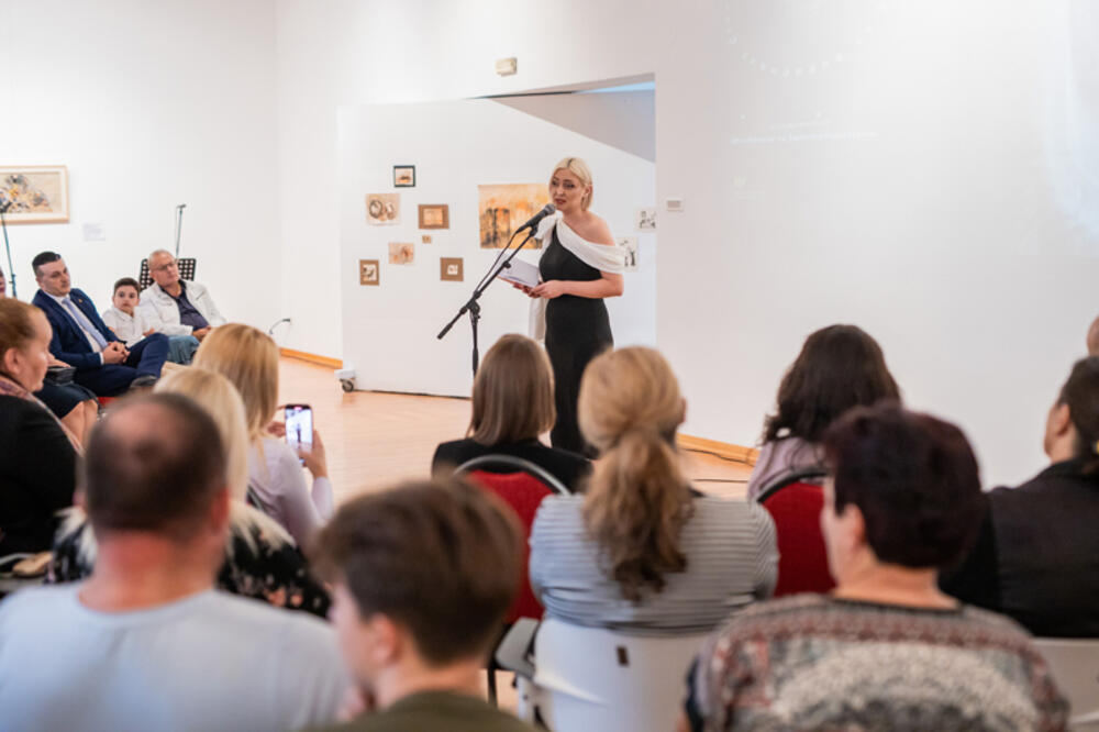 <p>Ministar je rekao da smatra da mladi, kroz iskustva poput manifestacije "Direkt Interkultura Montenegro 2023", imaju priliku da prevazilaze predrasude i stereotipe, da se bolje razumiju i postanu otvoreniji jedni prema drugima</p>