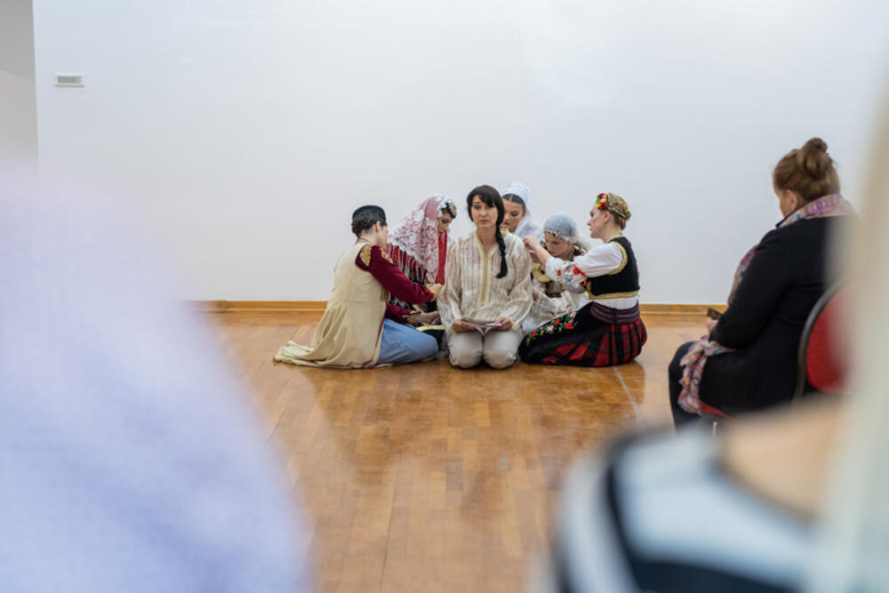 <p>Ministar je rekao da smatra da mladi, kroz iskustva poput manifestacije "Direkt Interkultura Montenegro 2023", imaju priliku da prevazilaze predrasude i stereotipe, da se bolje razumiju i postanu otvoreniji jedni prema drugima</p>