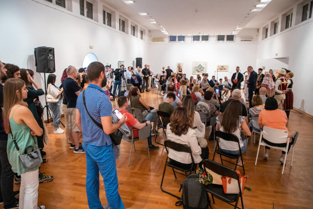 <p>Ministar je rekao da smatra da mladi, kroz iskustva poput manifestacije "Direkt Interkultura Montenegro 2023", imaju priliku da prevazilaze predrasude i stereotipe, da se bolje razumiju i postanu otvoreniji jedni prema drugima</p>