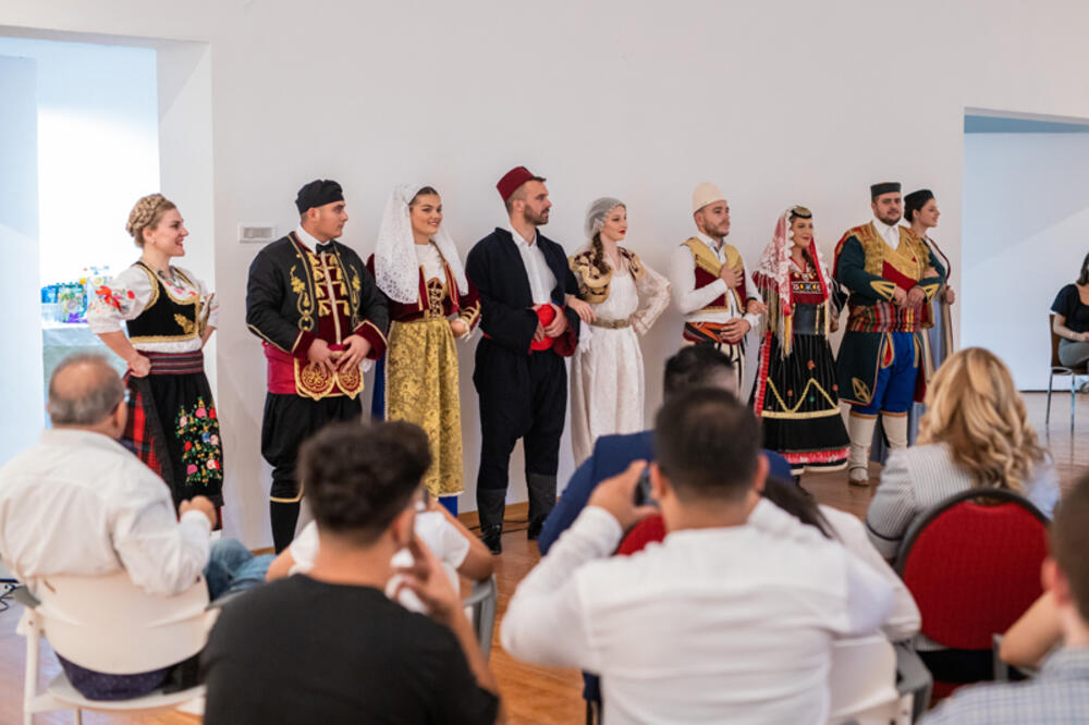 <p>Ministar je rekao da smatra da mladi, kroz iskustva poput manifestacije "Direkt Interkultura Montenegro 2023", imaju priliku da prevazilaze predrasude i stereotipe, da se bolje razumiju i postanu otvoreniji jedni prema drugima</p>