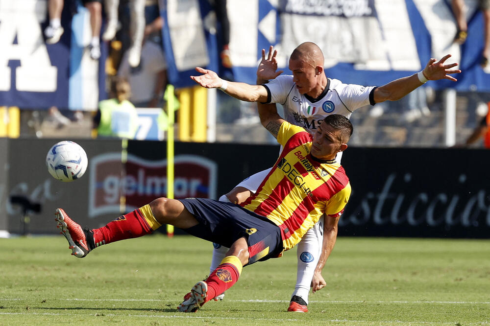 Nikola Krstović u duelu sa Ostigardom, strijelcem prvog gola za Napoli, Foto: Reuters