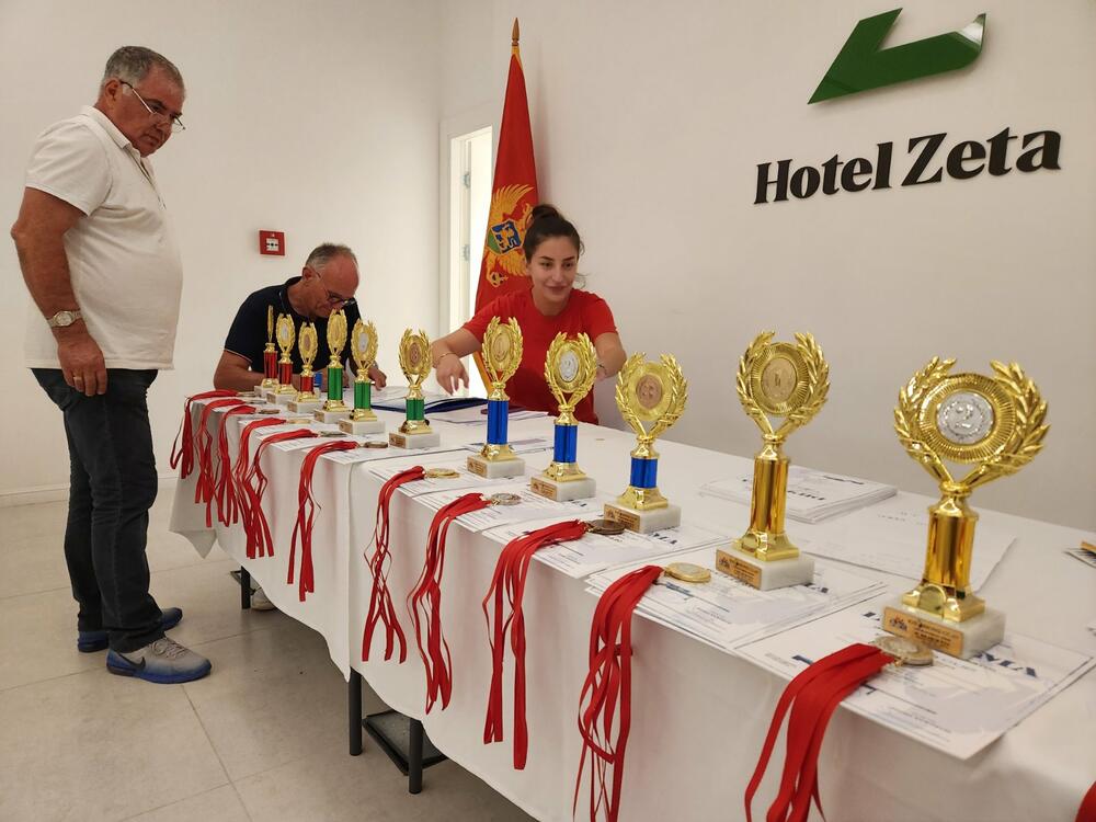 <p>Najuspješnijim takmičarima "Eisberg kupa" organizatori su uručili pehare, medalje i novčane nagrade</p>