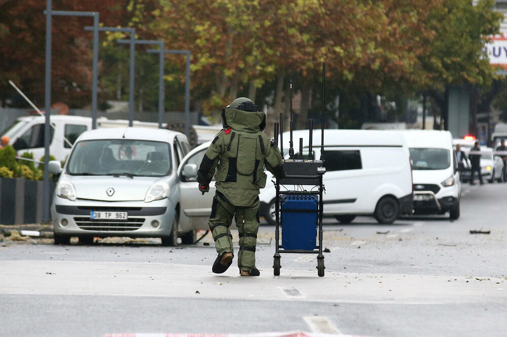 Ekspert za uklanjanje bombi radi na licu mjesta nakon bombaškog napada, Foto: Reuters