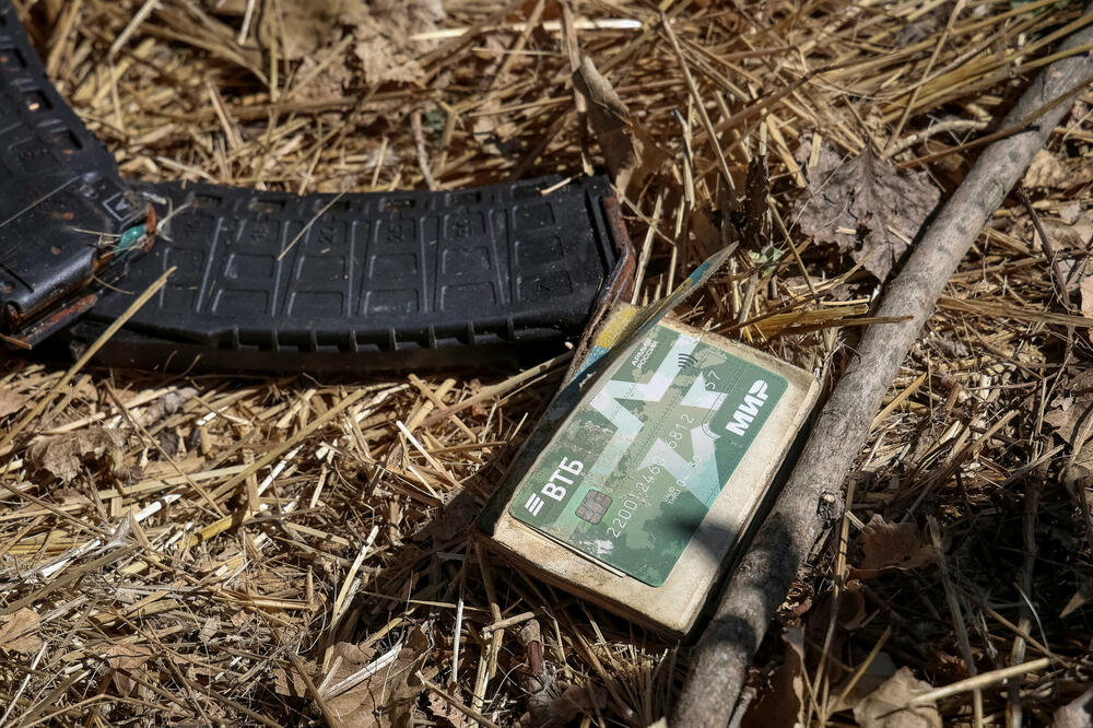 U selu u Donjeckoj regiji vide se ostavljeni šaržeri za jurišne puške i bankovna kartica sa natpisom "Ruska armija", Foto: Reuters