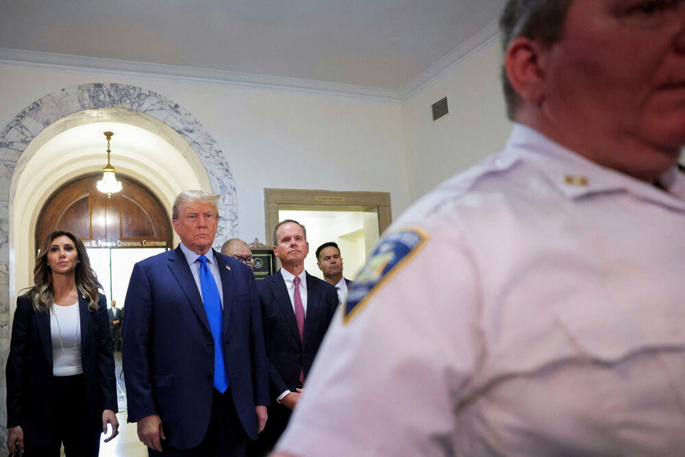 <p>Njujorška državna tužiteljka Letiša Džejms (Letitia James) optužila je Trampa i njegovu kompaniju da obmanjuje banke, osiguravajuće kuće i druge kompanije tako što redovno iznosi lažne podatke o bogatstvu u finansijskim izvještajima</p>