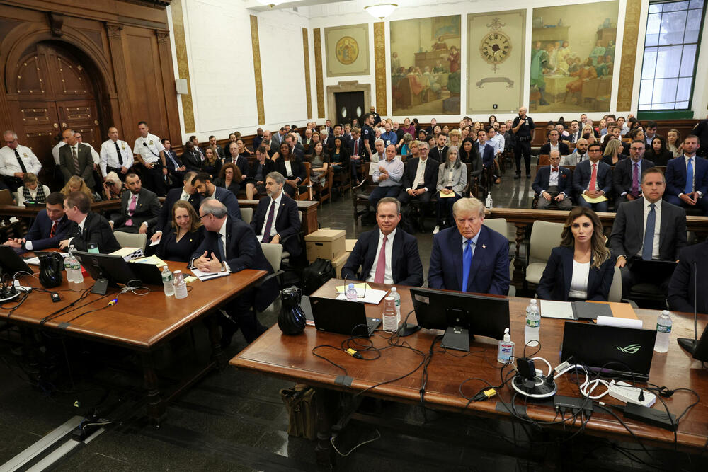 <p>Njujorška državna tužiteljka Letiša Džejms (Letitia James) optužila je Trampa i njegovu kompaniju da obmanjuje banke, osiguravajuće kuće i druge kompanije tako što redovno iznosi lažne podatke o bogatstvu u finansijskim izvještajima</p>