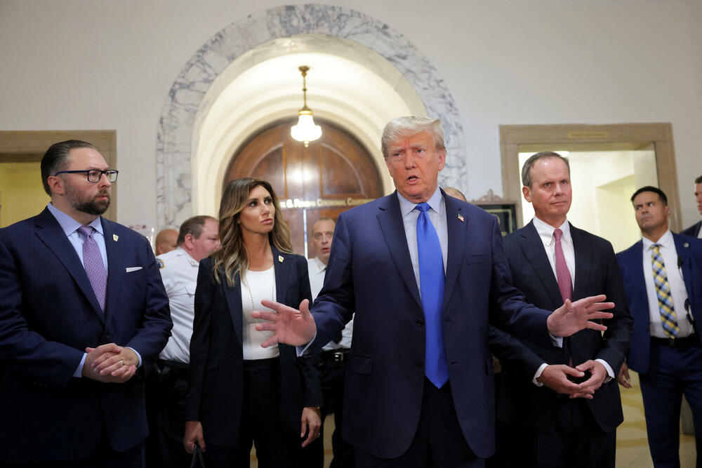 <p>Njujorška državna tužiteljka Letiša Džejms (Letitia James) optužila je Trampa i njegovu kompaniju da obmanjuje banke, osiguravajuće kuće i druge kompanije tako što redovno iznosi lažne podatke o bogatstvu u finansijskim izvještajima</p>