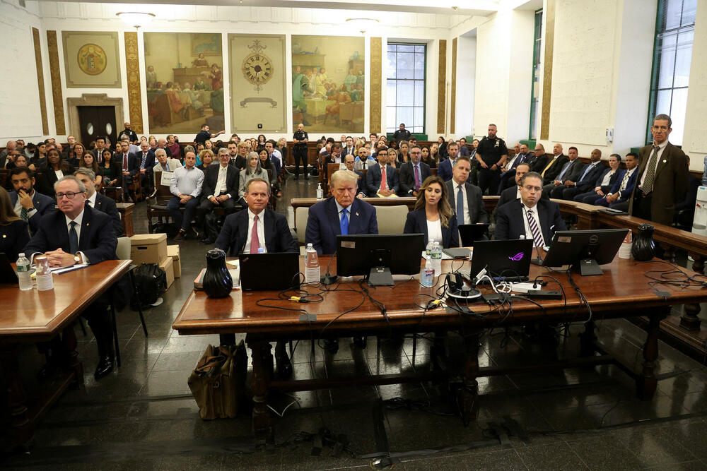 <p>Njujorška državna tužiteljka Letiša Džejms (Letitia James) optužila je Trampa i njegovu kompaniju da obmanjuje banke, osiguravajuće kuće i druge kompanije tako što redovno iznosi lažne podatke o bogatstvu u finansijskim izvještajima</p>