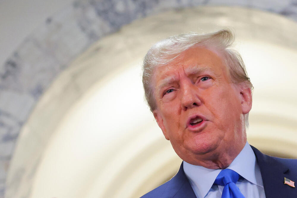 <p>Njujorška državna tužiteljka Letiša Džejms (Letitia James) optužila je Trampa i njegovu kompaniju da obmanjuje banke, osiguravajuće kuće i druge kompanije tako što redovno iznosi lažne podatke o bogatstvu u finansijskim izvještajima</p>