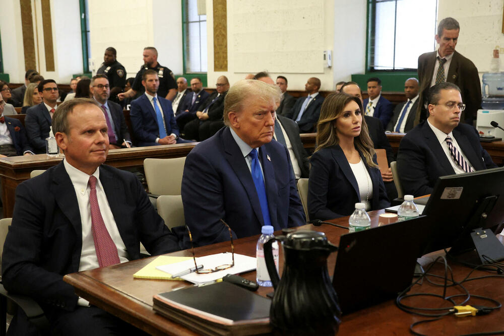 <p>Njujorška državna tužiteljka Letiša Džejms (Letitia James) optužila je Trampa i njegovu kompaniju da obmanjuje banke, osiguravajuće kuće i druge kompanije tako što redovno iznosi lažne podatke o bogatstvu u finansijskim izvještajima</p>