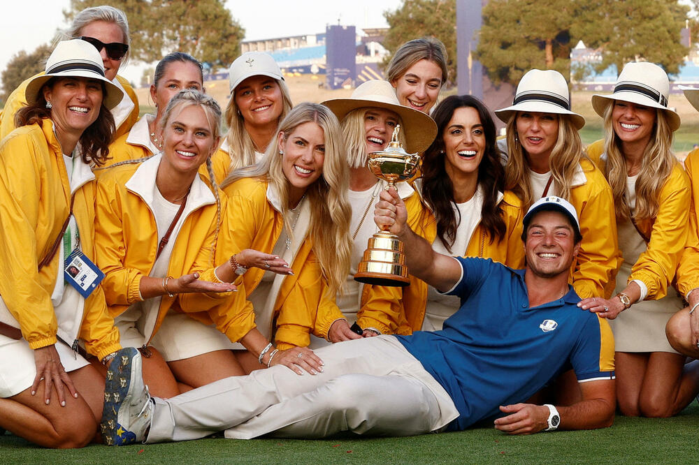 Viktor Hovland sa peharom i u društvu supruga i djevojaka članova tima Evropa, Foto: Reuters
