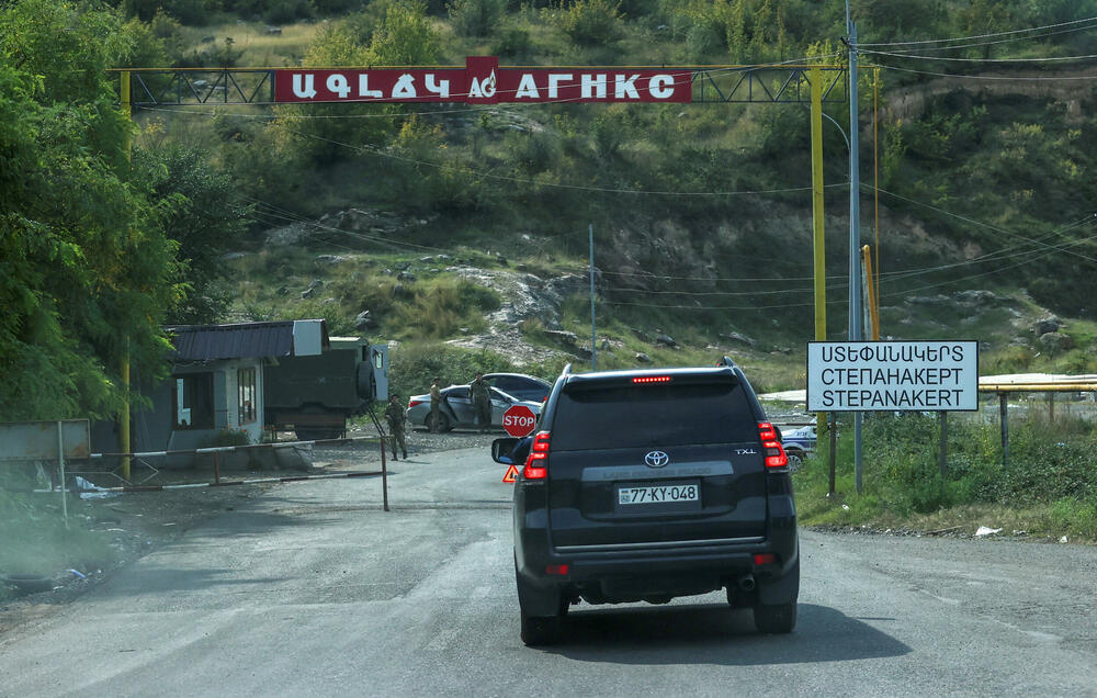 <p>Grad izgleda kao da ga je pogodila nevidljiva katastrofa, potpuno netaknut i bez tragova borbi ili bombardovanja</p>