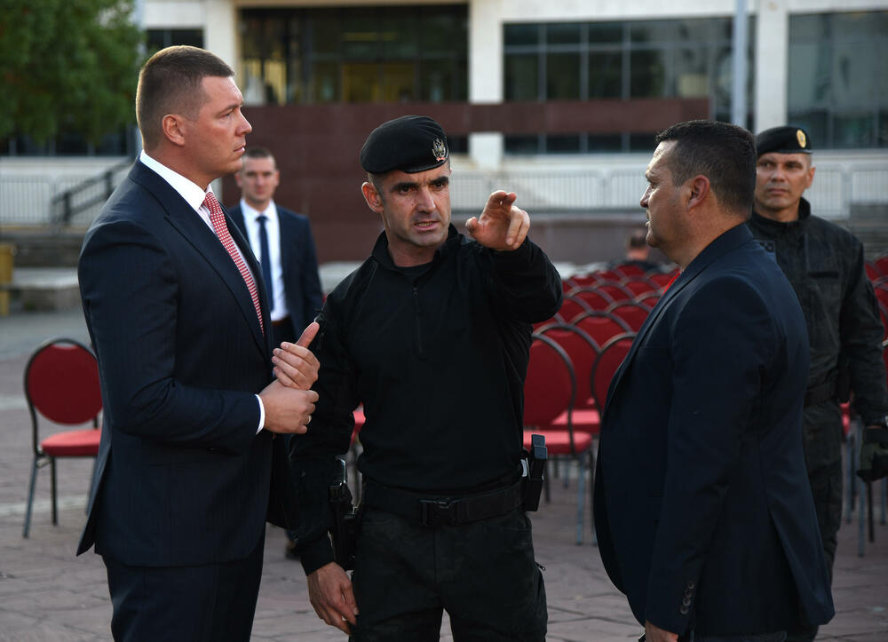 <p>Na proslavi Dana unutrašnjih poslova uručene nagrade za izuzetan doprinos službenicima tog Vladinog resora</p>