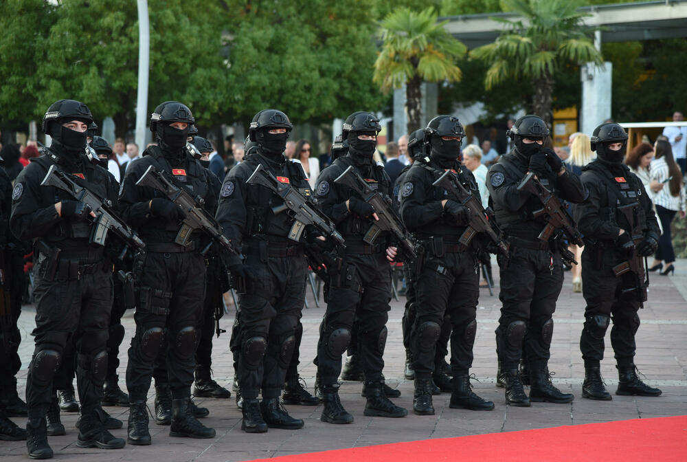 <p>Na proslavi Dana unutrašnjih poslova uručene nagrade za izuzetan doprinos službenicima tog Vladinog resora</p>