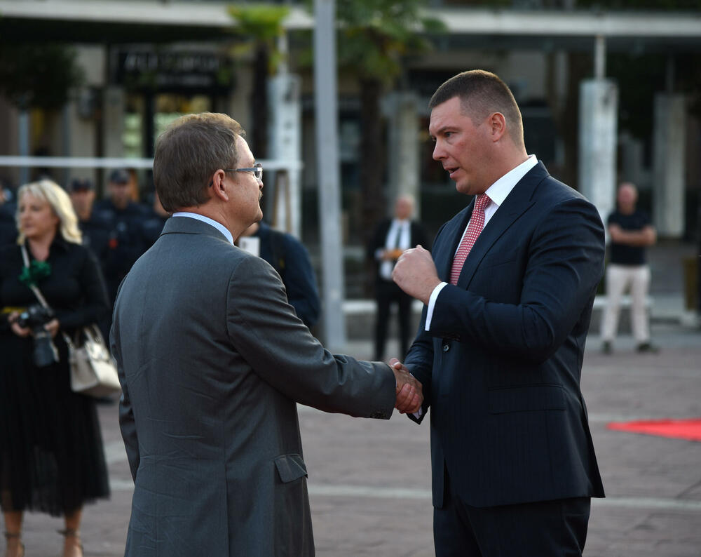 <p>Na proslavi Dana unutrašnjih poslova uručene nagrade za izuzetan doprinos službenicima tog Vladinog resora</p>