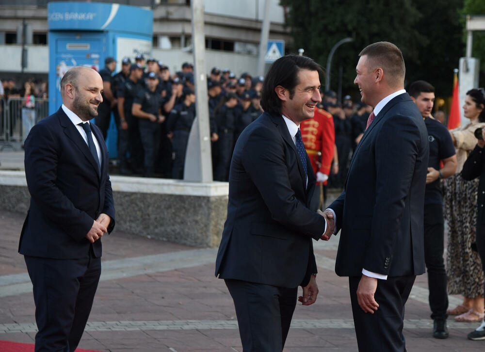 <p>Na proslavi Dana unutrašnjih poslova uručene nagrade za izuzetan doprinos službenicima tog Vladinog resora</p>