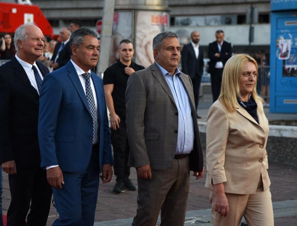 <p>Na proslavi Dana unutrašnjih poslova uručene nagrade za izuzetan doprinos službenicima tog Vladinog resora</p>