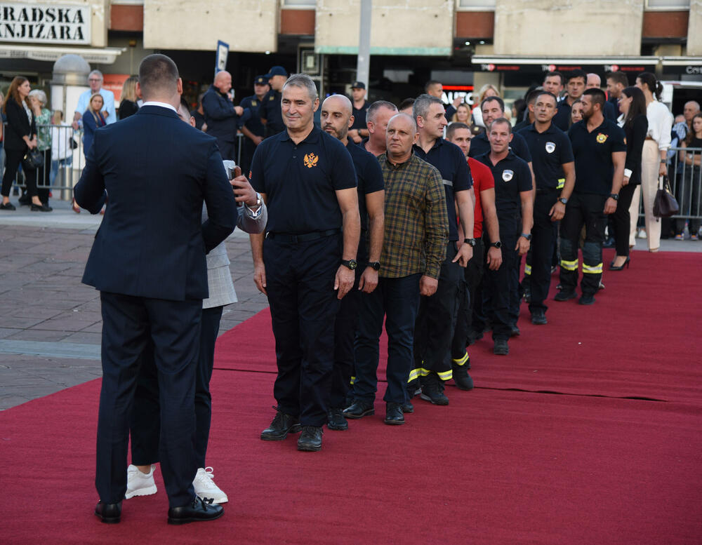 <p>Na proslavi Dana unutrašnjih poslova uručene nagrade za izuzetan doprinos službenicima tog Vladinog resora</p>