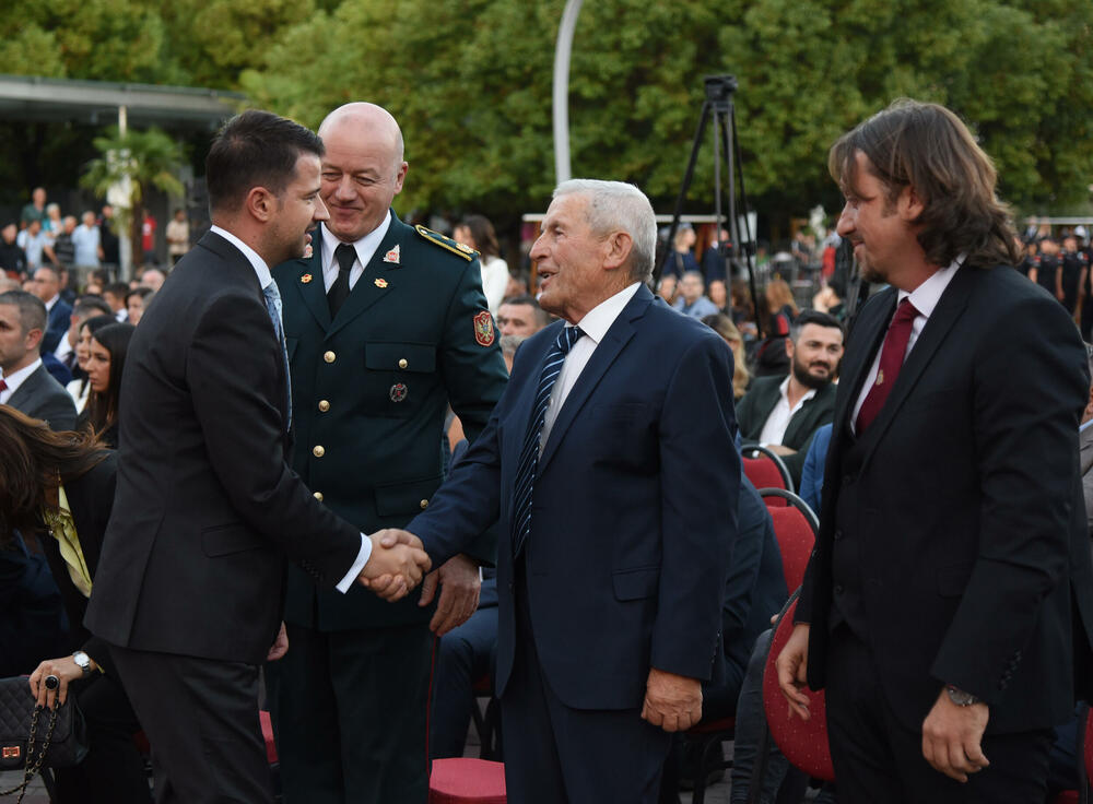 <p>Na proslavi Dana unutrašnjih poslova uručene nagrade za izuzetan doprinos službenicima tog Vladinog resora</p>