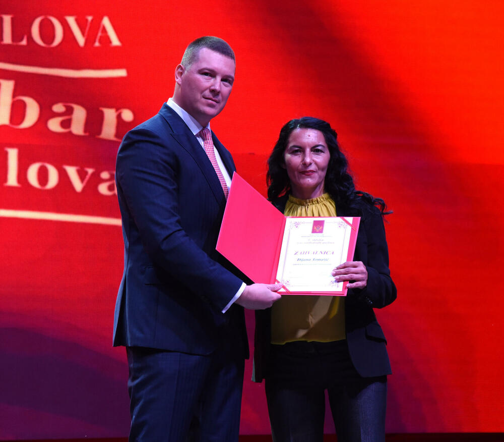 <p>Na proslavi Dana unutrašnjih poslova uručene nagrade za izuzetan doprinos službenicima tog Vladinog resora</p>