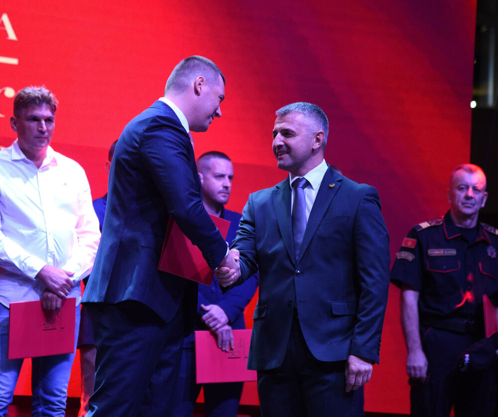 <p>Na proslavi Dana unutrašnjih poslova uručene nagrade za izuzetan doprinos službenicima tog Vladinog resora</p>