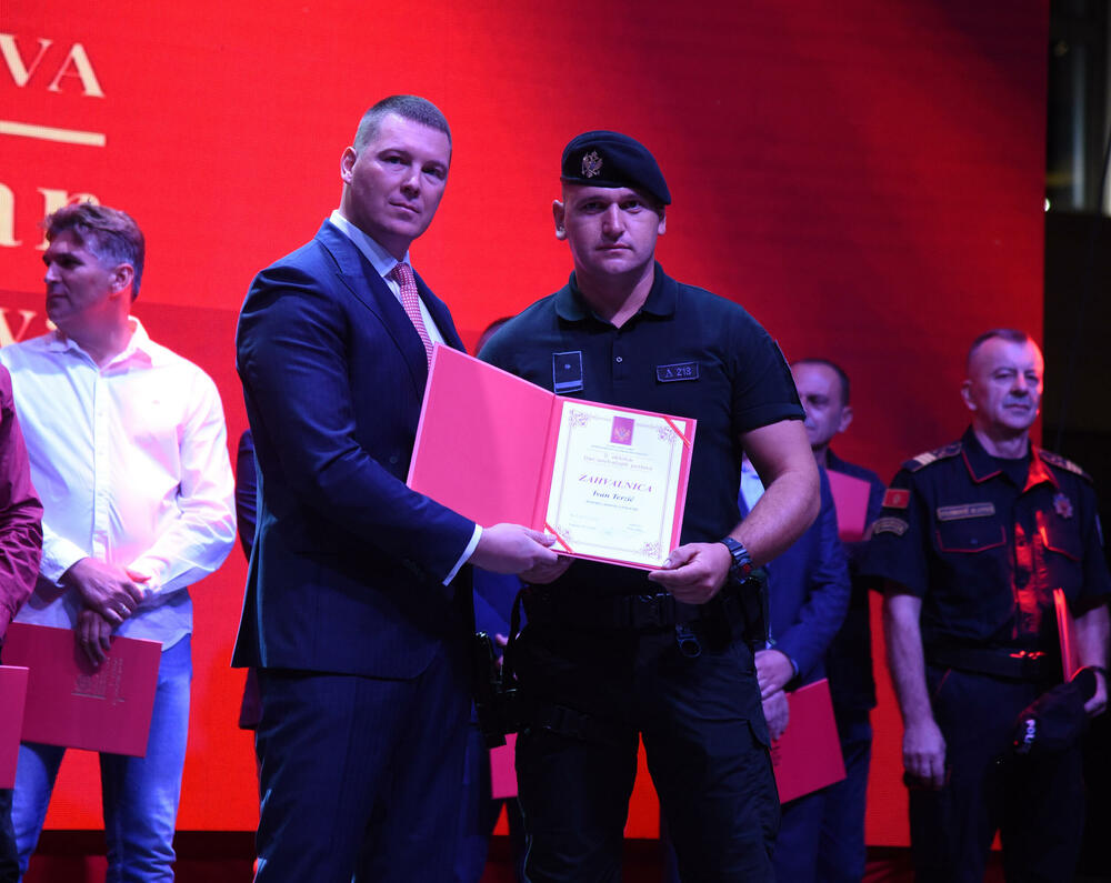 <p>Na proslavi Dana unutrašnjih poslova uručene nagrade za izuzetan doprinos službenicima tog Vladinog resora</p>