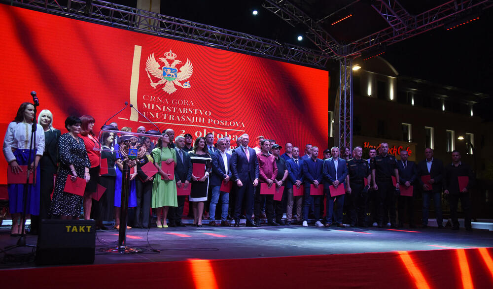 <p>Na proslavi Dana unutrašnjih poslova uručene nagrade za izuzetan doprinos službenicima tog Vladinog resora</p>