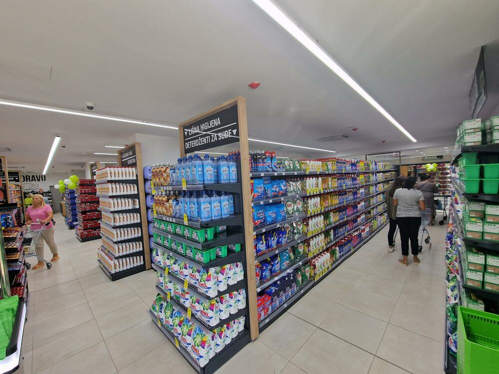 <p>Mještani Zete dobili su novo mjesto najpovoljnije i najbolje kupovine!</p>  <p>Nikada niže cijene - nikada bolja ponuda - nikad veći asortiman.</p>