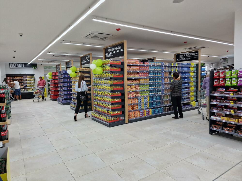 <p>Mještani Zete dobili su novo mjesto najpovoljnije i najbolje kupovine!</p>  <p>Nikada niže cijene - nikada bolja ponuda - nikad veći asortiman.</p>