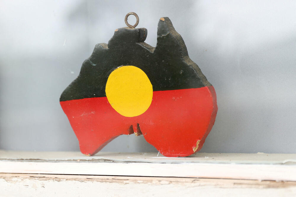 Prikaz zastave australijskih Aboridžina na prozorskoj dasci u kući starosjediteljke Muruvari Rite Rajt, članice „Ukradenih generacija“, Foto: Reuters