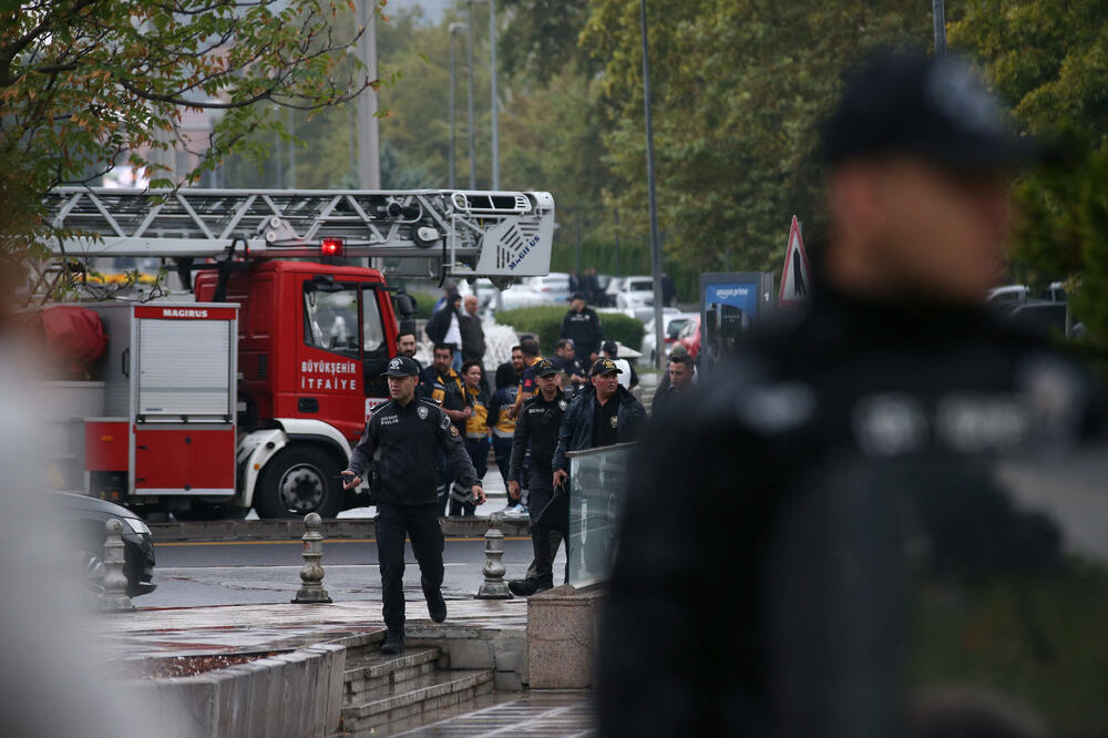 Policajci obezbijeđuju područje u blizini Ministarstva unutrašnjih poslova nakon bombaškog napada u Ankari, Foto: Reuters