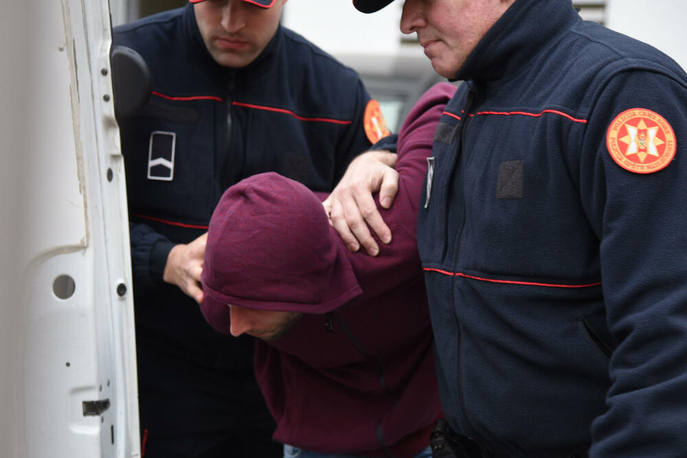 Privođenje optuženih za ubistvo Roganovića, Foto: Luka Zeković