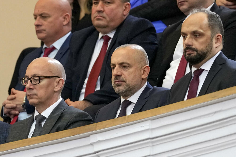 Milan Radoičić (u sredini) u Skupštini Srbije 2. februara 2023.