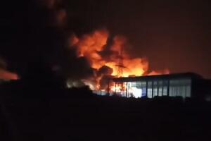 Veliki požar u fabrici u Osijeku: Gori plastika uskladištena na...