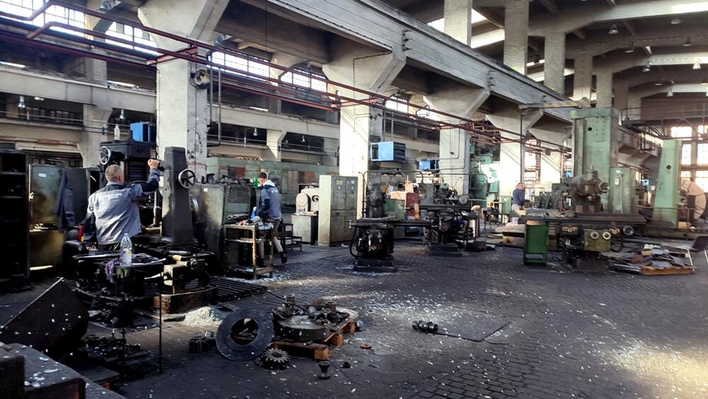 <p>Odbor direktora Elektroprivrede za pokretanje proizvodnje u Čeličani i Kovačnici najvjerovatnije će tražiti partnera uskoro na javnom pozivu, jer im zakon onemogućava da pomognu Željezari. “Vijesti” su obišle fabriku sa menadžmentom i tada je saopšteno da su svi radnici sada angažovani i da zarađuju platu</p>