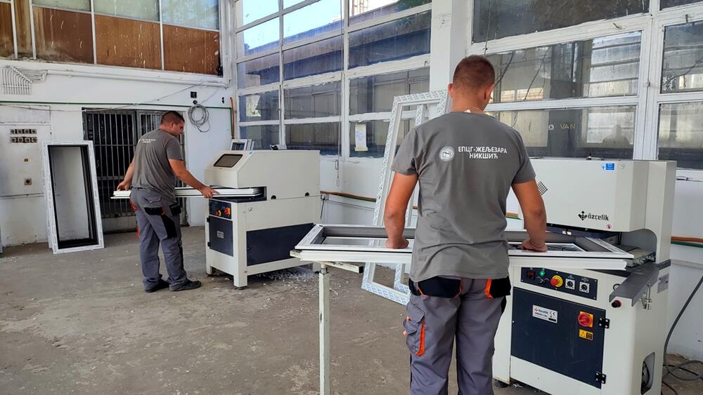 <p>Odbor direktora Elektroprivrede za pokretanje proizvodnje u Čeličani i Kovačnici najvjerovatnije će tražiti partnera uskoro na javnom pozivu, jer im zakon onemogućava da pomognu Željezari. “Vijesti” su obišle fabriku sa menadžmentom i tada je saopšteno da su svi radnici sada angažovani i da zarađuju platu</p>