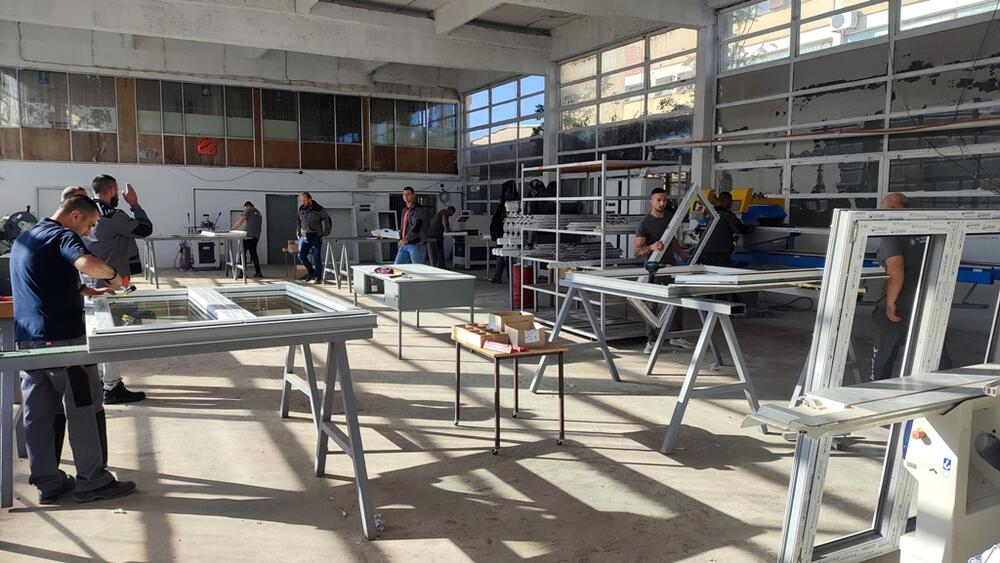 <p>Odbor direktora Elektroprivrede za pokretanje proizvodnje u Čeličani i Kovačnici najvjerovatnije će tražiti partnera uskoro na javnom pozivu, jer im zakon onemogućava da pomognu Željezari. “Vijesti” su obišle fabriku sa menadžmentom i tada je saopšteno da su svi radnici sada angažovani i da zarađuju platu</p>