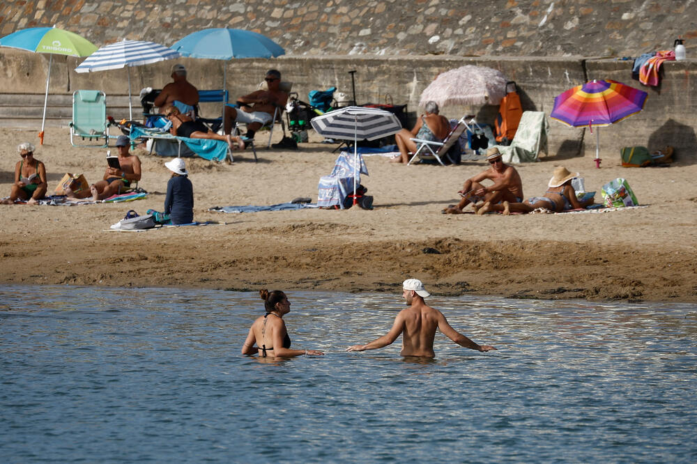 Ljudi uživaju u toplom i sunčanom jesenjem danu na plaži u Berneri en Rec na zapadu Francuske, Foto: Reuters