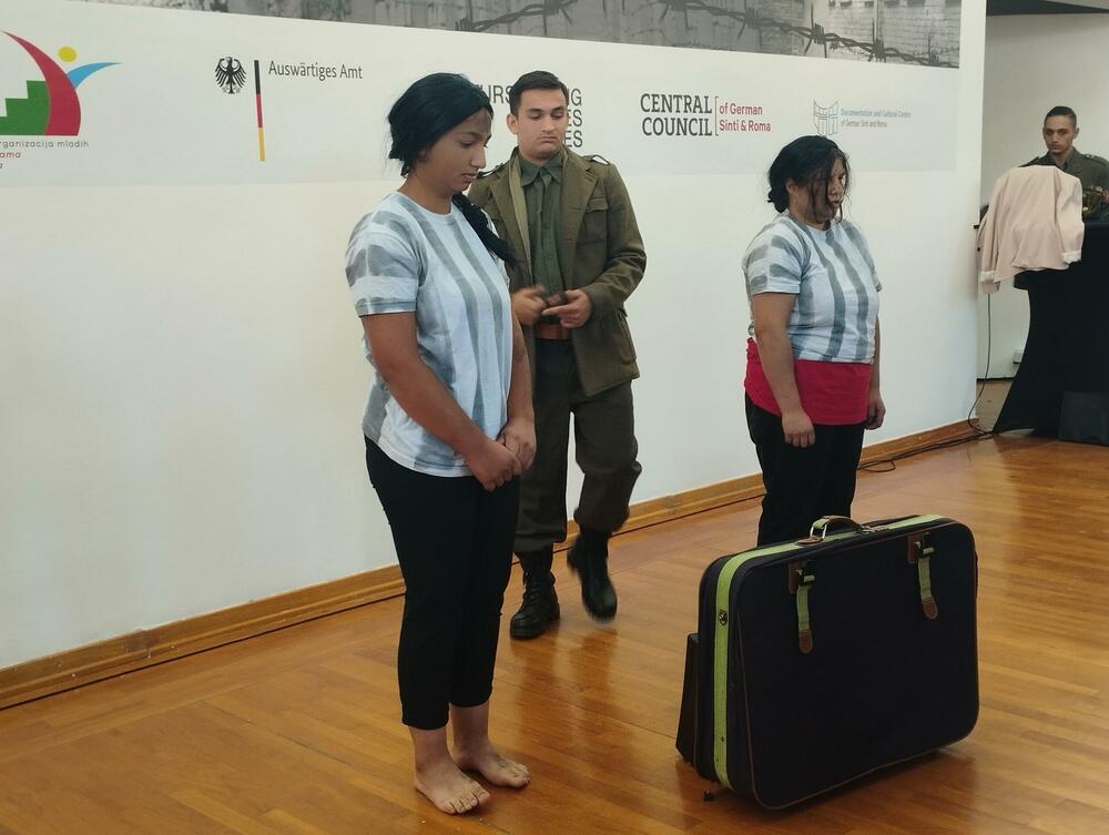 <p>Izložba o Holokaustu Roma "Rasna dijagnoza: Ciganin - genocid nad Sintima i Romima i duga borba za priznanje" otvorena je do 27. oktobra u Podgorici, u Paviljonu ULUCG</p>