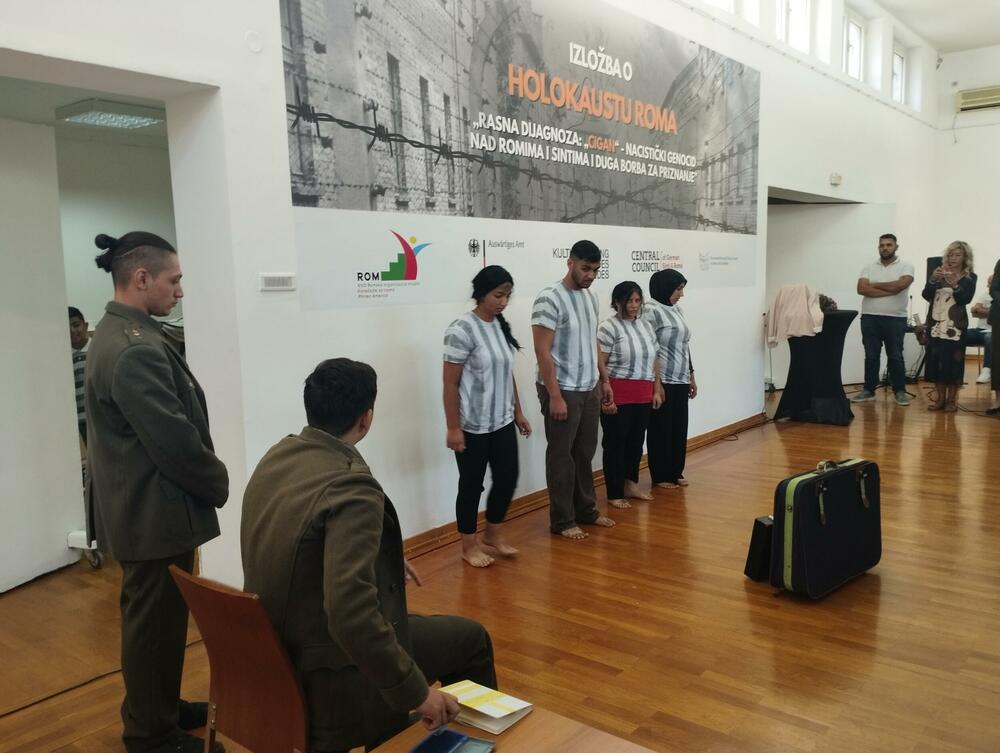 <p>Izložba o Holokaustu Roma "Rasna dijagnoza: Ciganin - genocid nad Sintima i Romima i duga borba za priznanje" otvorena je do 27. oktobra u Podgorici, u Paviljonu ULUCG</p>